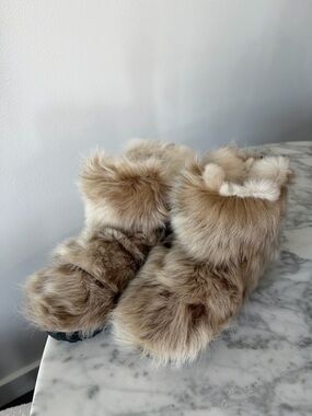 STUART WEITZMAN BROWN FUR JANICAS BOOTS